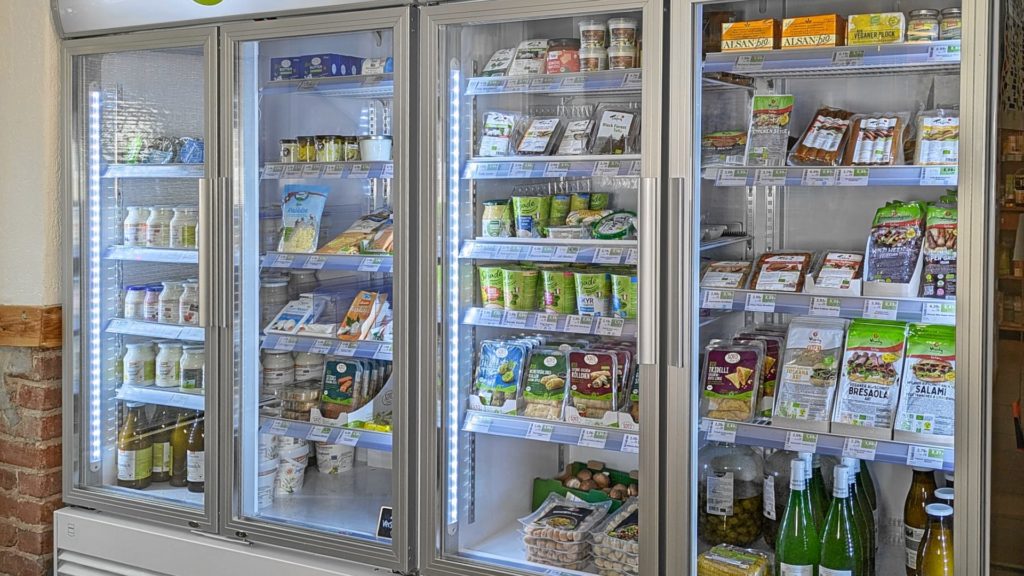 Kühlwaren - links vegetarisch, rechts vegan